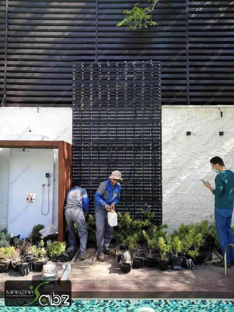 عکسی از پروژه دیوار سبز درکه در حال نمایش کارگر ها در حال کار کردن بر روی پروژه