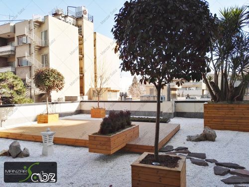 درختچه فیتونیا در تراس سبز شیرین فلاورباکس چوبی در تراس فانوس سنگی shirin green terrace wooden flowerbox