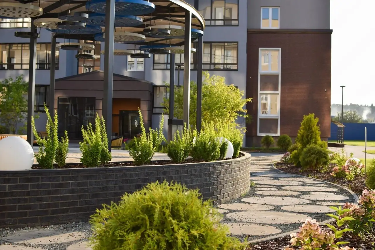 نمای زیبا از محوطه سازی و توصیج اینکه محوطه سازی چیست