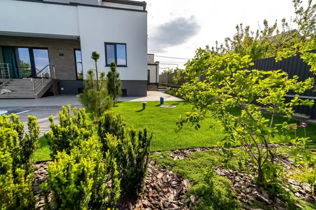 محوطه سازی و اجرای فضای سبز در این ویلای زیبا