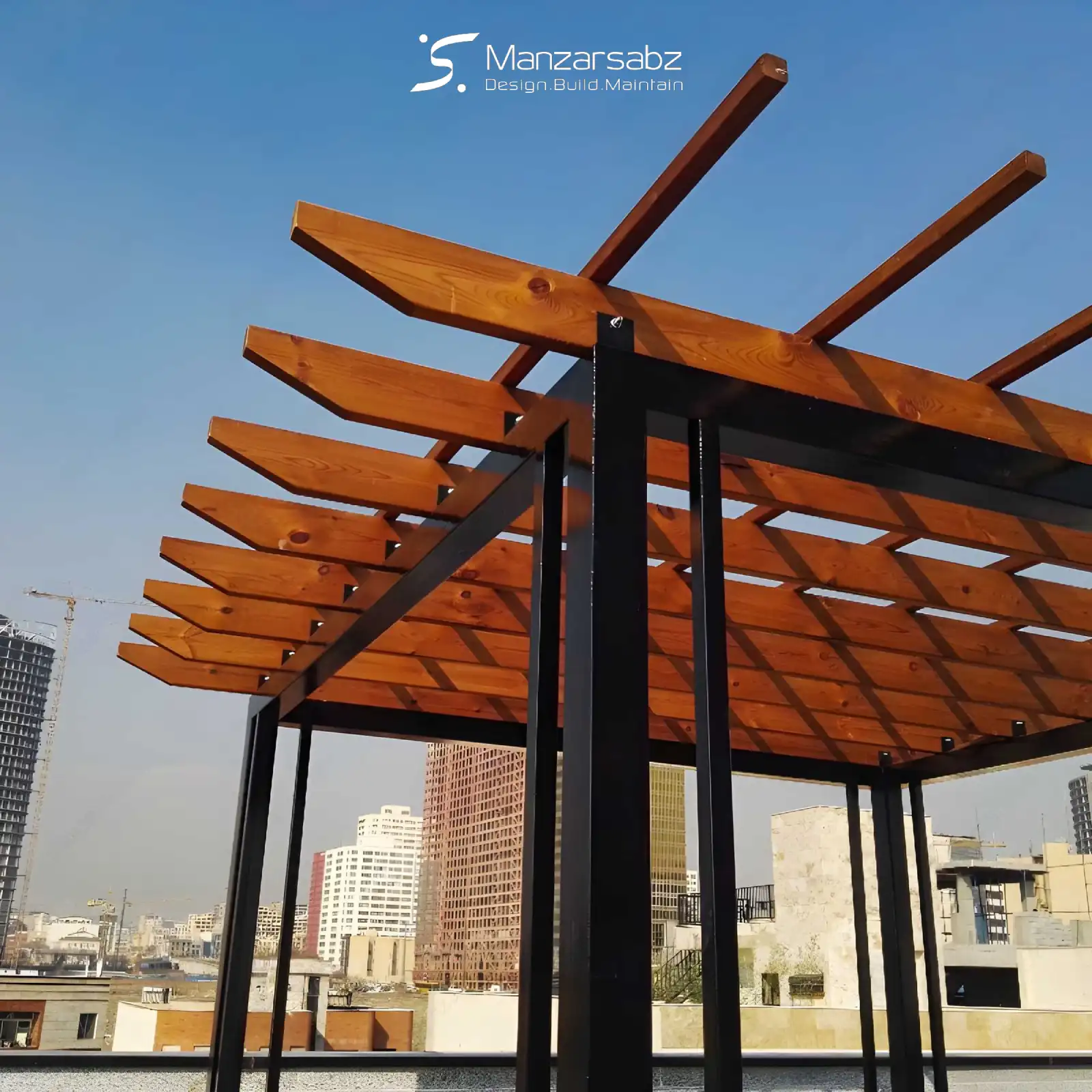 اجرای پرگولا مدرن در منظر سبز: از طراحی تا نصب سقف پرگولا